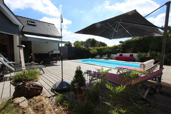 LA CONTEMPORAINE & SA PISCINE AU SEIN D’UN QUARTIER RÉSIDENTIEL. -