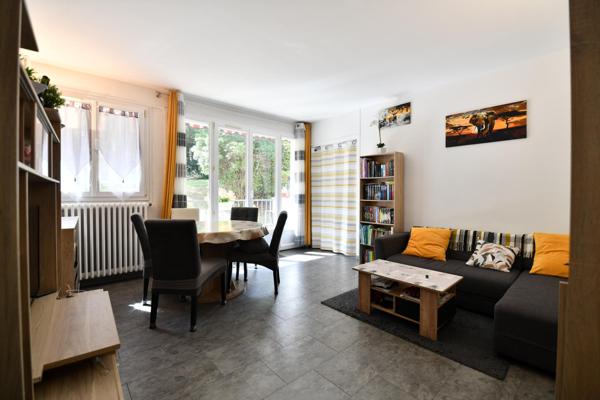 Bel appartement de quatre pièces dans une résidence familiale et verdoyante!
