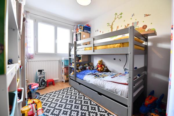 Bel appartement de quatre pièces dans une résidence familiale et verdoyante!