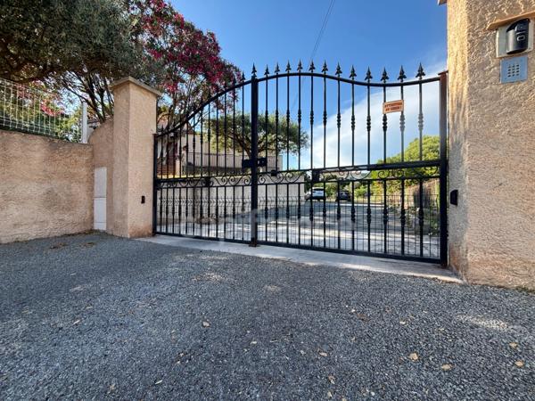Maison de plain-pied de 240 m² à vendre LE CANNET DES MAURES (83), parcelle constructible détachable !!