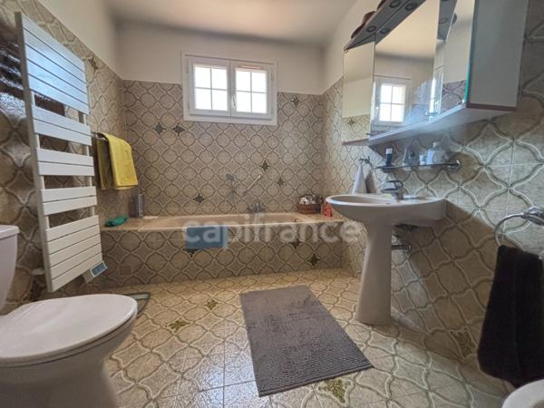 Maison de plain-pied de 240 m² à vendre LE CANNET DES MAURES (83), parcelle constructible détachable !!