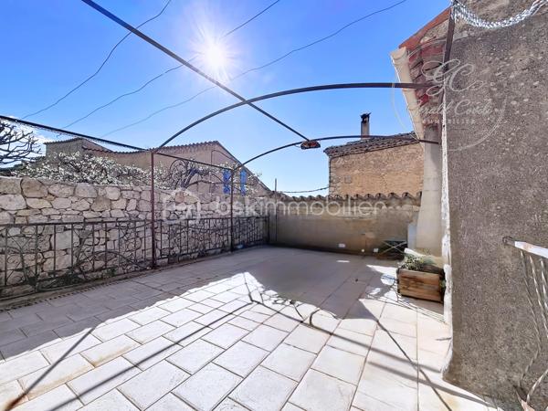Nichée au cœur du village de Cipières, cette charmante maison en pierres d’environ 90 m² séduira les amateurs d’authenticité et de caractère.
Entièrement rénovée, elle ne nécessite aucun travaux et offre un cadre de vie à la fois confortable et chaleureux.

Édifiée sur plusieurs niveaux, la maison s’organise de manière fonctionnelle et conviviale. Au rez-de-chaussée, vous découvrirez une belle pièce de vie avec cuisine ouverte sur le salon, où le poêle à granulés apporte une atmosphère douce et accueillante.

Au premier étage, deux chambres en enfilade composent l’espace nuit, accompagnées d’une première salle d’eau.
Le dernier niveau accueille une spacieuse suite parentale, bénéficiant de sa propre salle d’eau avec WC, d’une belle hauteur sous plafond et de magnifiques poutres apparentes qui renforcent le cachet de la maison.

En complément, une cave d’environ 30 m² offre un espace de stockage appréciable ou un potentiel d’aménagement supplémentaire.

À l’extérieur, un véritable atout vient compléter ce bien : un bâtiment annexe aménagé en salle de réception d’environ 21 m², équipé d’un four à pizza, idéal pour partager des moments conviviaux en famille ou entre amis. Au-dessus, une spacieuse terrasse d’environ 30 m² vous permettra de profiter pleinement des beaux jours.

Ce bien rare allie le charme de l’ancien et le confort moderne, et conviendra aussi bien pour une résidence principale que secondaire.

Bien proposé en exclusivité par Gérald COVILI – BSK Immobilier.
Bien rare sur le secteur – à découvrir sans tarder.

Dossier complet et visite sur demande.
Contact : Gérald COVILI – 06 14 42 87 03