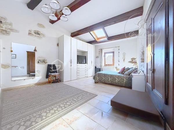Nichée au cœur du village de Cipières, cette charmante maison en pierres d’environ 90 m² séduira les amateurs d’authenticité et de caractère.
Entièrement rénovée, elle ne nécessite aucun travaux et offre un cadre de vie à la fois confortable et chaleureux.

Édifiée sur plusieurs niveaux, la maison s’organise de manière fonctionnelle et conviviale. Au rez-de-chaussée, vous découvrirez une belle pièce de vie avec cuisine ouverte sur le salon, où le poêle à granulés apporte une atmosphère douce et accueillante.

Au premier étage, deux chambres en enfilade composent l’espace nuit, accompagnées d’une première salle d’eau.
Le dernier niveau accueille une spacieuse suite parentale, bénéficiant de sa propre salle d’eau avec WC, d’une belle hauteur sous plafond et de magnifiques poutres apparentes qui renforcent le cachet de la maison.

En complément, une cave d’environ 30 m² offre un espace de stockage appréciable ou un potentiel d’aménagement supplémentaire.

À l’extérieur, un véritable atout vient compléter ce bien : un bâtiment annexe aménagé en salle de réception d’environ 21 m², équipé d’un four à pizza, idéal pour partager des moments conviviaux en famille ou entre amis. Au-dessus, une spacieuse terrasse d’environ 30 m² vous permettra de profiter pleinement des beaux jours.

Ce bien rare allie le charme de l’ancien et le confort moderne, et conviendra aussi bien pour une résidence principale que secondaire.

Bien proposé en exclusivité par Gérald COVILI – BSK Immobilier.
Bien rare sur le secteur – à découvrir sans tarder.

Dossier complet et visite sur demande.
Contact : Gérald COVILI – 06 14 42 87 03