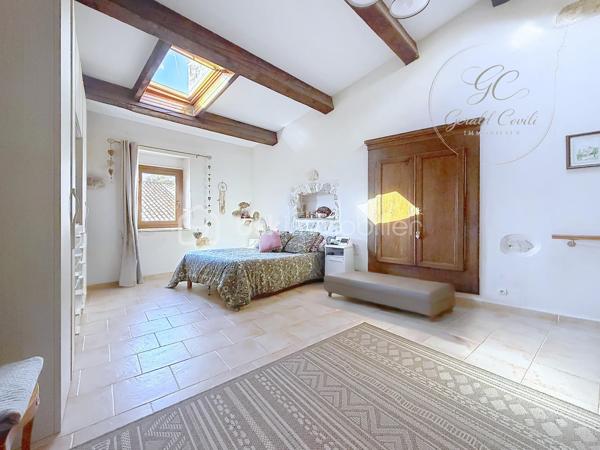 Nichée au cœur du village de Cipières, cette charmante maison en pierres d’environ 90 m² séduira les amateurs d’authenticité et de caractère.
Entièrement rénovée, elle ne nécessite aucun travaux et offre un cadre de vie à la fois confortable et chaleureux.

Édifiée sur plusieurs niveaux, la maison s’organise de manière fonctionnelle et conviviale. Au rez-de-chaussée, vous découvrirez une belle pièce de vie avec cuisine ouverte sur le salon, où le poêle à granulés apporte une atmosphère douce et accueillante.

Au premier étage, deux chambres en enfilade composent l’espace nuit, accompagnées d’une première salle d’eau.
Le dernier niveau accueille une spacieuse suite parentale, bénéficiant de sa propre salle d’eau avec WC, d’une belle hauteur sous plafond et de magnifiques poutres apparentes qui renforcent le cachet de la maison.

En complément, une cave d’environ 30 m² offre un espace de stockage appréciable ou un potentiel d’aménagement supplémentaire.

À l’extérieur, un véritable atout vient compléter ce bien : un bâtiment annexe aménagé en salle de réception d’environ 21 m², équipé d’un four à pizza, idéal pour partager des moments conviviaux en famille ou entre amis. Au-dessus, une spacieuse terrasse d’environ 30 m² vous permettra de profiter pleinement des beaux jours.

Ce bien rare allie le charme de l’ancien et le confort moderne, et conviendra aussi bien pour une résidence principale que secondaire.

Bien proposé en exclusivité par Gérald COVILI – BSK Immobilier.
Bien rare sur le secteur – à découvrir sans tarder.

Dossier complet et visite sur demande.
Contact : Gérald COVILI – 06 14 42 87 03