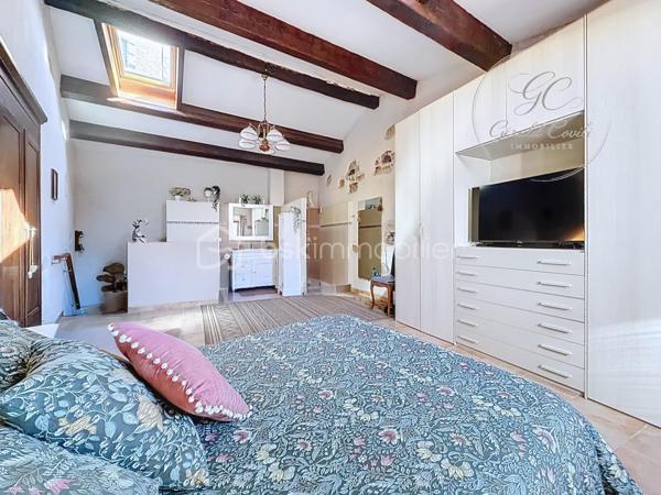 Nichée au cœur du village de Cipières, cette charmante maison en pierres d’environ 90 m² séduira les amateurs d’authenticité et de caractère.
Entièrement rénovée, elle ne nécessite aucun travaux et offre un cadre de vie à la fois confortable et chaleureux.

Édifiée sur plusieurs niveaux, la maison s’organise de manière fonctionnelle et conviviale. Au rez-de-chaussée, vous découvrirez une belle pièce de vie avec cuisine ouverte sur le salon, où le poêle à granulés apporte une atmosphère douce et accueillante.

Au premier étage, deux chambres en enfilade composent l’espace nuit, accompagnées d’une première salle d’eau.
Le dernier niveau accueille une spacieuse suite parentale, bénéficiant de sa propre salle d’eau avec WC, d’une belle hauteur sous plafond et de magnifiques poutres apparentes qui renforcent le cachet de la maison.

En complément, une cave d’environ 30 m² offre un espace de stockage appréciable ou un potentiel d’aménagement supplémentaire.

À l’extérieur, un véritable atout vient compléter ce bien : un bâtiment annexe aménagé en salle de réception d’environ 21 m², équipé d’un four à pizza, idéal pour partager des moments conviviaux en famille ou entre amis. Au-dessus, une spacieuse terrasse d’environ 30 m² vous permettra de profiter pleinement des beaux jours.

Ce bien rare allie le charme de l’ancien et le confort moderne, et conviendra aussi bien pour une résidence principale que secondaire.

Bien proposé en exclusivité par Gérald COVILI – BSK Immobilier.
Bien rare sur le secteur – à découvrir sans tarder.

Dossier complet et visite sur demande.
Contact : Gérald COVILI – 06 14 42 87 03