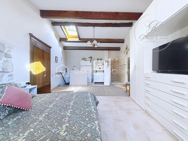 Nichée au cœur du village de Cipières, cette charmante maison en pierres d’environ 90 m² séduira les amateurs d’authenticité et de caractère.
Entièrement rénovée, elle ne nécessite aucun travaux et offre un cadre de vie à la fois confortable et chaleureux.

Édifiée sur plusieurs niveaux, la maison s’organise de manière fonctionnelle et conviviale. Au rez-de-chaussée, vous découvrirez une belle pièce de vie avec cuisine ouverte sur le salon, où le poêle à granulés apporte une atmosphère douce et accueillante.

Au premier étage, deux chambres en enfilade composent l’espace nuit, accompagnées d’une première salle d’eau.
Le dernier niveau accueille une spacieuse suite parentale, bénéficiant de sa propre salle d’eau avec WC, d’une belle hauteur sous plafond et de magnifiques poutres apparentes qui renforcent le cachet de la maison.

En complément, une cave d’environ 30 m² offre un espace de stockage appréciable ou un potentiel d’aménagement supplémentaire.

À l’extérieur, un véritable atout vient compléter ce bien : un bâtiment annexe aménagé en salle de réception d’environ 21 m², équipé d’un four à pizza, idéal pour partager des moments conviviaux en famille ou entre amis. Au-dessus, une spacieuse terrasse d’environ 30 m² vous permettra de profiter pleinement des beaux jours.

Ce bien rare allie le charme de l’ancien et le confort moderne, et conviendra aussi bien pour une résidence principale que secondaire.

Bien proposé en exclusivité par Gérald COVILI – BSK Immobilier.
Bien rare sur le secteur – à découvrir sans tarder.

Dossier complet et visite sur demande.
Contact : Gérald COVILI – 06 14 42 87 03
