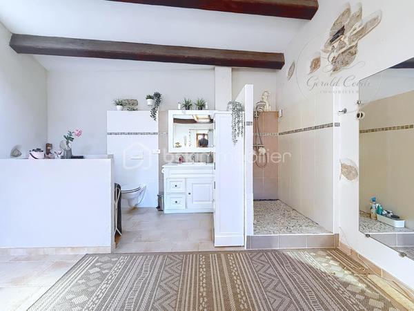 Nichée au cœur du village de Cipières, cette charmante maison en pierres d’environ 90 m² séduira les amateurs d’authenticité et de caractère.
Entièrement rénovée, elle ne nécessite aucun travaux et offre un cadre de vie à la fois confortable et chaleureux.

Édifiée sur plusieurs niveaux, la maison s’organise de manière fonctionnelle et conviviale. Au rez-de-chaussée, vous découvrirez une belle pièce de vie avec cuisine ouverte sur le salon, où le poêle à granulés apporte une atmosphère douce et accueillante.

Au premier étage, deux chambres en enfilade composent l’espace nuit, accompagnées d’une première salle d’eau.
Le dernier niveau accueille une spacieuse suite parentale, bénéficiant de sa propre salle d’eau avec WC, d’une belle hauteur sous plafond et de magnifiques poutres apparentes qui renforcent le cachet de la maison.

En complément, une cave d’environ 30 m² offre un espace de stockage appréciable ou un potentiel d’aménagement supplémentaire.

À l’extérieur, un véritable atout vient compléter ce bien : un bâtiment annexe aménagé en salle de réception d’environ 21 m², équipé d’un four à pizza, idéal pour partager des moments conviviaux en famille ou entre amis. Au-dessus, une spacieuse terrasse d’environ 30 m² vous permettra de profiter pleinement des beaux jours.

Ce bien rare allie le charme de l’ancien et le confort moderne, et conviendra aussi bien pour une résidence principale que secondaire.

Bien proposé en exclusivité par Gérald COVILI – BSK Immobilier.
Bien rare sur le secteur – à découvrir sans tarder.

Dossier complet et visite sur demande.
Contact : Gérald COVILI – 06 14 42 87 03