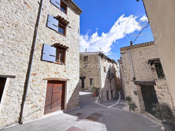 Nichée au cœur du village de Cipières, cette charmante maison en pierres d’environ 90 m² séduira les amateurs d’authenticité et de caractère.
Entièrement rénovée, elle ne nécessite aucun travaux et offre un cadre de vie à la fois confortable et chaleureux.

Édifiée sur plusieurs niveaux, la maison s’organise de manière fonctionnelle et conviviale. Au rez-de-chaussée, vous découvrirez une belle pièce de vie avec cuisine ouverte sur le salon, où le poêle à granulés apporte une atmosphère douce et accueillante.

Au premier étage, deux chambres en enfilade composent l’espace nuit, accompagnées d’une première salle d’eau.
Le dernier niveau accueille une spacieuse suite parentale, bénéficiant de sa propre salle d’eau avec WC, d’une belle hauteur sous plafond et de magnifiques poutres apparentes qui renforcent le cachet de la maison.

En complément, une cave d’environ 30 m² offre un espace de stockage appréciable ou un potentiel d’aménagement supplémentaire.

À l’extérieur, un véritable atout vient compléter ce bien : un bâtiment annexe aménagé en salle de réception d’environ 21 m², équipé d’un four à pizza, idéal pour partager des moments conviviaux en famille ou entre amis. Au-dessus, une spacieuse terrasse d’environ 30 m² vous permettra de profiter pleinement des beaux jours.

Ce bien rare allie le charme de l’ancien et le confort moderne, et conviendra aussi bien pour une résidence principale que secondaire.

Bien proposé en exclusivité par Gérald COVILI – BSK Immobilier.
Bien rare sur le secteur – à découvrir sans tarder.

Dossier complet et visite sur demande.
Contact : Gérald COVILI – 06 14 42 87 03