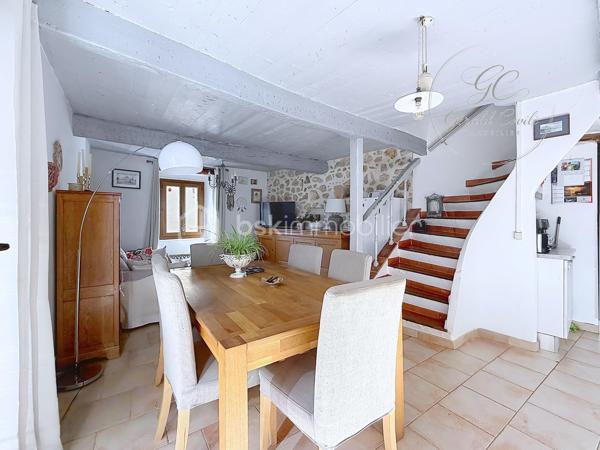 Nichée au cœur du village de Cipières, cette charmante maison en pierres d’environ 90 m² séduira les amateurs d’authenticité et de caractère.
Entièrement rénovée, elle ne nécessite aucun travaux et offre un cadre de vie à la fois confortable et chaleureux.

Édifiée sur plusieurs niveaux, la maison s’organise de manière fonctionnelle et conviviale. Au rez-de-chaussée, vous découvrirez une belle pièce de vie avec cuisine ouverte sur le salon, où le poêle à granulés apporte une atmosphère douce et accueillante.

Au premier étage, deux chambres en enfilade composent l’espace nuit, accompagnées d’une première salle d’eau.
Le dernier niveau accueille une spacieuse suite parentale, bénéficiant de sa propre salle d’eau avec WC, d’une belle hauteur sous plafond et de magnifiques poutres apparentes qui renforcent le cachet de la maison.

En complément, une cave d’environ 30 m² offre un espace de stockage appréciable ou un potentiel d’aménagement supplémentaire.

À l’extérieur, un véritable atout vient compléter ce bien : un bâtiment annexe aménagé en salle de réception d’environ 21 m², équipé d’un four à pizza, idéal pour partager des moments conviviaux en famille ou entre amis. Au-dessus, une spacieuse terrasse d’environ 30 m² vous permettra de profiter pleinement des beaux jours.

Ce bien rare allie le charme de l’ancien et le confort moderne, et conviendra aussi bien pour une résidence principale que secondaire.

Bien proposé en exclusivité par Gérald COVILI – BSK Immobilier.
Bien rare sur le secteur – à découvrir sans tarder.

Dossier complet et visite sur demande.
Contact : Gérald COVILI – 06 14 42 87 03