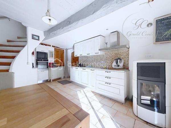 Nichée au cœur du village de Cipières, cette charmante maison en pierres d’environ 90 m² séduira les amateurs d’authenticité et de caractère.
Entièrement rénovée, elle ne nécessite aucun travaux et offre un cadre de vie à la fois confortable et chaleureux.

Édifiée sur plusieurs niveaux, la maison s’organise de manière fonctionnelle et conviviale. Au rez-de-chaussée, vous découvrirez une belle pièce de vie avec cuisine ouverte sur le salon, où le poêle à granulés apporte une atmosphère douce et accueillante.

Au premier étage, deux chambres en enfilade composent l’espace nuit, accompagnées d’une première salle d’eau.
Le dernier niveau accueille une spacieuse suite parentale, bénéficiant de sa propre salle d’eau avec WC, d’une belle hauteur sous plafond et de magnifiques poutres apparentes qui renforcent le cachet de la maison.

En complément, une cave d’environ 30 m² offre un espace de stockage appréciable ou un potentiel d’aménagement supplémentaire.

À l’extérieur, un véritable atout vient compléter ce bien : un bâtiment annexe aménagé en salle de réception d’environ 21 m², équipé d’un four à pizza, idéal pour partager des moments conviviaux en famille ou entre amis. Au-dessus, une spacieuse terrasse d’environ 30 m² vous permettra de profiter pleinement des beaux jours.

Ce bien rare allie le charme de l’ancien et le confort moderne, et conviendra aussi bien pour une résidence principale que secondaire.

Bien proposé en exclusivité par Gérald COVILI – BSK Immobilier.
Bien rare sur le secteur – à découvrir sans tarder.

Dossier complet et visite sur demande.
Contact : Gérald COVILI – 06 14 42 87 03