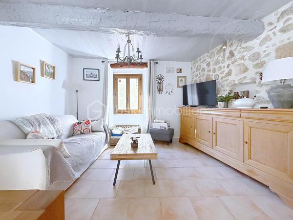 Nichée au cœur du village de Cipières, cette charmante maison en pierres d’environ 90 m² séduira les amateurs d’authenticité et de caractère.
Entièrement rénovée, elle ne nécessite aucun travaux et offre un cadre de vie à la fois confortable et chaleureux.

Édifiée sur plusieurs niveaux, la maison s’organise de manière fonctionnelle et conviviale. Au rez-de-chaussée, vous découvrirez une belle pièce de vie avec cuisine ouverte sur le salon, où le poêle à granulés apporte une atmosphère douce et accueillante.

Au premier étage, deux chambres en enfilade composent l’espace nuit, accompagnées d’une première salle d’eau.
Le dernier niveau accueille une spacieuse suite parentale, bénéficiant de sa propre salle d’eau avec WC, d’une belle hauteur sous plafond et de magnifiques poutres apparentes qui renforcent le cachet de la maison.

En complément, une cave d’environ 30 m² offre un espace de stockage appréciable ou un potentiel d’aménagement supplémentaire.

À l’extérieur, un véritable atout vient compléter ce bien : un bâtiment annexe aménagé en salle de réception d’environ 21 m², équipé d’un four à pizza, idéal pour partager des moments conviviaux en famille ou entre amis. Au-dessus, une spacieuse terrasse d’environ 30 m² vous permettra de profiter pleinement des beaux jours.

Ce bien rare allie le charme de l’ancien et le confort moderne, et conviendra aussi bien pour une résidence principale que secondaire.

Bien proposé en exclusivité par Gérald COVILI – BSK Immobilier.
Bien rare sur le secteur – à découvrir sans tarder.

Dossier complet et visite sur demande.
Contact : Gérald COVILI – 06 14 42 87 03