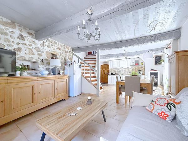 Nichée au cœur du village de Cipières, cette charmante maison en pierres d’environ 90 m² séduira les amateurs d’authenticité et de caractère.
Entièrement rénovée, elle ne nécessite aucun travaux et offre un cadre de vie à la fois confortable et chaleureux.

Édifiée sur plusieurs niveaux, la maison s’organise de manière fonctionnelle et conviviale. Au rez-de-chaussée, vous découvrirez une belle pièce de vie avec cuisine ouverte sur le salon, où le poêle à granulés apporte une atmosphère douce et accueillante.

Au premier étage, deux chambres en enfilade composent l’espace nuit, accompagnées d’une première salle d’eau.
Le dernier niveau accueille une spacieuse suite parentale, bénéficiant de sa propre salle d’eau avec WC, d’une belle hauteur sous plafond et de magnifiques poutres apparentes qui renforcent le cachet de la maison.

En complément, une cave d’environ 30 m² offre un espace de stockage appréciable ou un potentiel d’aménagement supplémentaire.

À l’extérieur, un véritable atout vient compléter ce bien : un bâtiment annexe aménagé en salle de réception d’environ 21 m², équipé d’un four à pizza, idéal pour partager des moments conviviaux en famille ou entre amis. Au-dessus, une spacieuse terrasse d’environ 30 m² vous permettra de profiter pleinement des beaux jours.

Ce bien rare allie le charme de l’ancien et le confort moderne, et conviendra aussi bien pour une résidence principale que secondaire.

Bien proposé en exclusivité par Gérald COVILI – BSK Immobilier.
Bien rare sur le secteur – à découvrir sans tarder.

Dossier complet et visite sur demande.
Contact : Gérald COVILI – 06 14 42 87 03