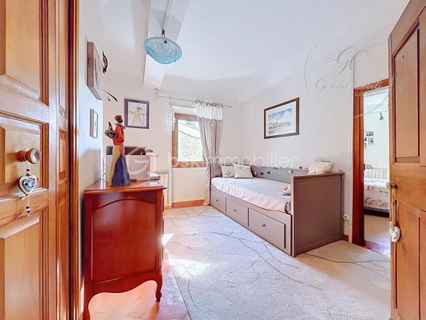 Nichée au cœur du village de Cipières, cette charmante maison en pierres d’environ 90 m² séduira les amateurs d’authenticité et de caractère.
Entièrement rénovée, elle ne nécessite aucun travaux et offre un cadre de vie à la fois confortable et chaleureux.

Édifiée sur plusieurs niveaux, la maison s’organise de manière fonctionnelle et conviviale. Au rez-de-chaussée, vous découvrirez une belle pièce de vie avec cuisine ouverte sur le salon, où le poêle à granulés apporte une atmosphère douce et accueillante.

Au premier étage, deux chambres en enfilade composent l’espace nuit, accompagnées d’une première salle d’eau.
Le dernier niveau accueille une spacieuse suite parentale, bénéficiant de sa propre salle d’eau avec WC, d’une belle hauteur sous plafond et de magnifiques poutres apparentes qui renforcent le cachet de la maison.

En complément, une cave d’environ 30 m² offre un espace de stockage appréciable ou un potentiel d’aménagement supplémentaire.

À l’extérieur, un véritable atout vient compléter ce bien : un bâtiment annexe aménagé en salle de réception d’environ 21 m², équipé d’un four à pizza, idéal pour partager des moments conviviaux en famille ou entre amis. Au-dessus, une spacieuse terrasse d’environ 30 m² vous permettra de profiter pleinement des beaux jours.

Ce bien rare allie le charme de l’ancien et le confort moderne, et conviendra aussi bien pour une résidence principale que secondaire.

Bien proposé en exclusivité par Gérald COVILI – BSK Immobilier.
Bien rare sur le secteur – à découvrir sans tarder.

Dossier complet et visite sur demande.
Contact : Gérald COVILI – 06 14 42 87 03