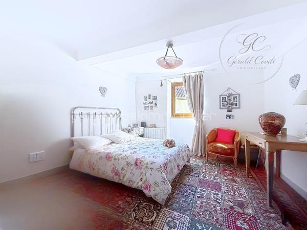 Nichée au cœur du village de Cipières, cette charmante maison en pierres d’environ 90 m² séduira les amateurs d’authenticité et de caractère.
Entièrement rénovée, elle ne nécessite aucun travaux et offre un cadre de vie à la fois confortable et chaleureux.

Édifiée sur plusieurs niveaux, la maison s’organise de manière fonctionnelle et conviviale. Au rez-de-chaussée, vous découvrirez une belle pièce de vie avec cuisine ouverte sur le salon, où le poêle à granulés apporte une atmosphère douce et accueillante.

Au premier étage, deux chambres en enfilade composent l’espace nuit, accompagnées d’une première salle d’eau.
Le dernier niveau accueille une spacieuse suite parentale, bénéficiant de sa propre salle d’eau avec WC, d’une belle hauteur sous plafond et de magnifiques poutres apparentes qui renforcent le cachet de la maison.

En complément, une cave d’environ 30 m² offre un espace de stockage appréciable ou un potentiel d’aménagement supplémentaire.

À l’extérieur, un véritable atout vient compléter ce bien : un bâtiment annexe aménagé en salle de réception d’environ 21 m², équipé d’un four à pizza, idéal pour partager des moments conviviaux en famille ou entre amis. Au-dessus, une spacieuse terrasse d’environ 30 m² vous permettra de profiter pleinement des beaux jours.

Ce bien rare allie le charme de l’ancien et le confort moderne, et conviendra aussi bien pour une résidence principale que secondaire.

Bien proposé en exclusivité par Gérald COVILI – BSK Immobilier.
Bien rare sur le secteur – à découvrir sans tarder.

Dossier complet et visite sur demande.
Contact : Gérald COVILI – 06 14 42 87 03