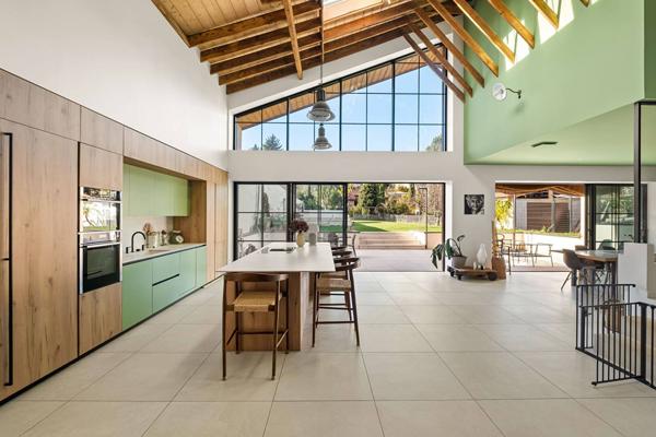 La renaissance d’une usine en maison d’architecte au coeur de Charly