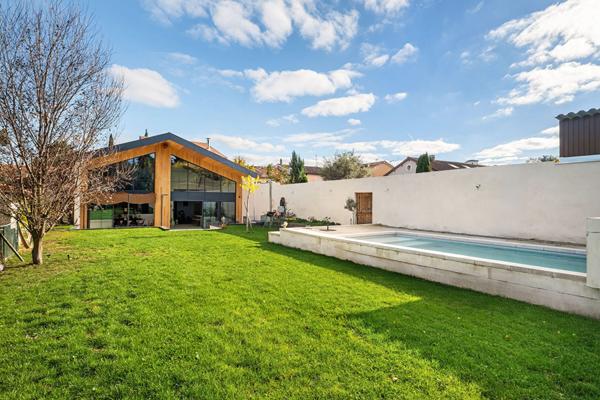 La renaissance d’une usine en maison d’architecte au coeur de Charly
