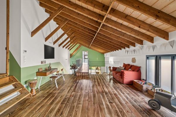 La renaissance d’une usine en maison d’architecte au coeur de Charly