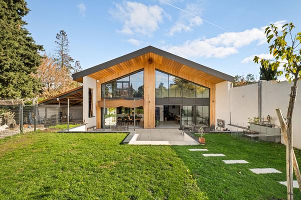 La renaissance d’une usine en maison d’architecte au coeur de Charly