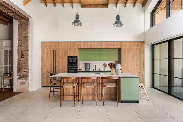 La renaissance d’une usine en maison d’architecte au coeur de Charly