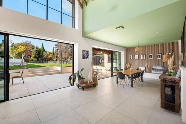 La renaissance d’une usine en maison d’architecte au coeur de Charly