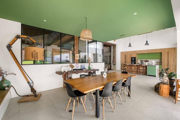 La renaissance d’une usine en maison d’architecte au coeur de Charly