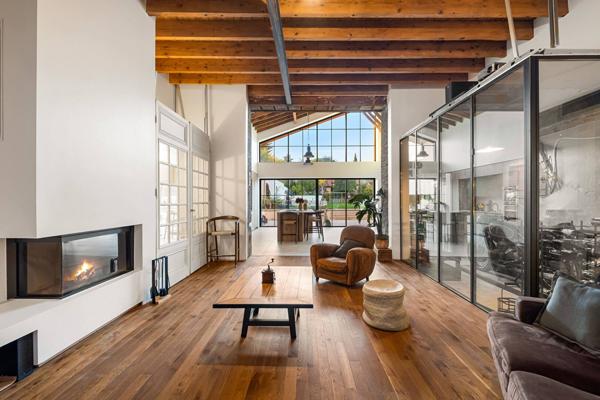 La renaissance d’une usine en maison d’architecte au coeur de Charly