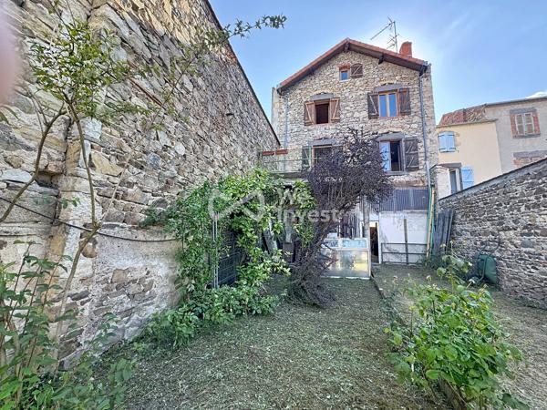 Ensemble immobilier de deux logements, garages, terrasse et jardin.
