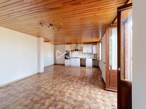 Ensemble immobilier de deux logements, garages, terrasse et jardin.