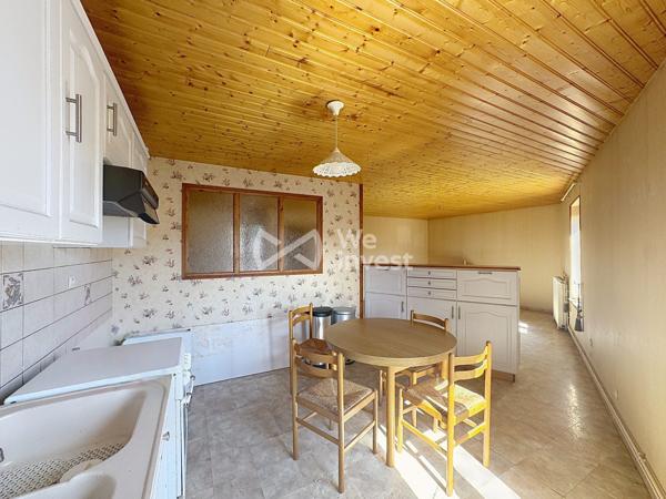 Ensemble immobilier de deux logements, garages, terrasse et jardin.