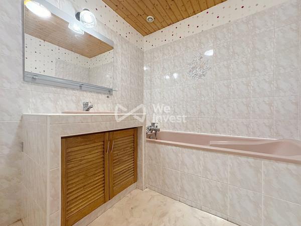 Ensemble immobilier de deux logements, garages, terrasse et jardin.