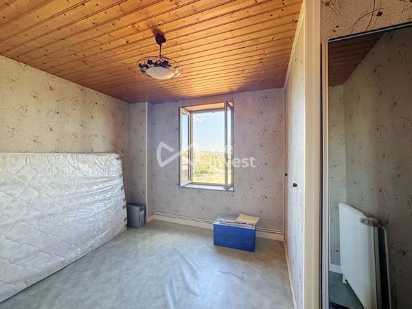 Ensemble immobilier de deux logements, garages, terrasse et jardin.