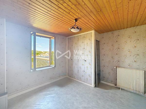 Ensemble immobilier de deux logements, garages, terrasse et jardin.