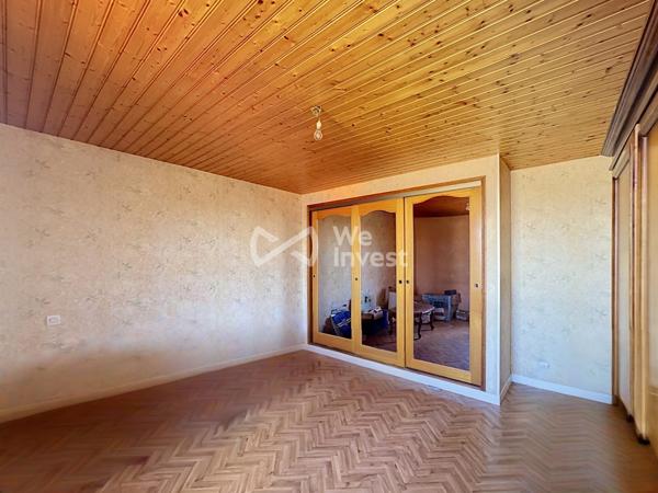 Ensemble immobilier de deux logements, garages, terrasse et jardin.