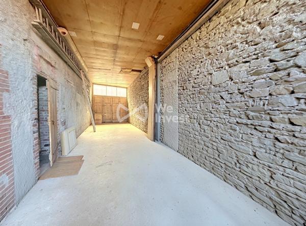Ensemble immobilier de deux logements, garages, terrasse et jardin.