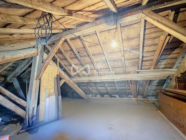 Ensemble immobilier de deux logements, garages, terrasse et jardin.