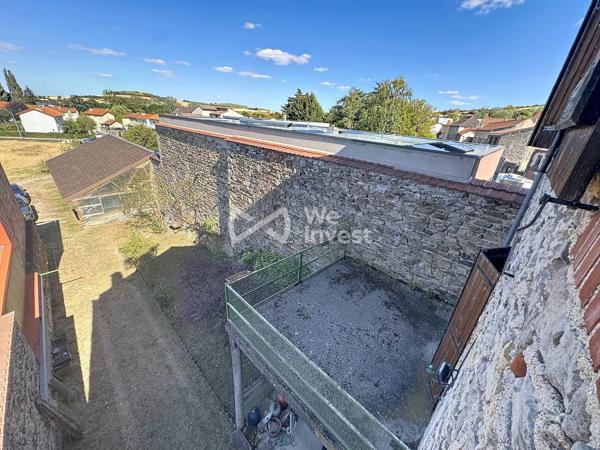 Ensemble immobilier de deux logements, garages, terrasse et jardin.