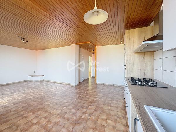 Ensemble immobilier de deux logements, garages, terrasse et jardin.