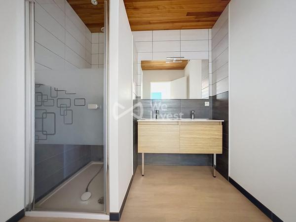 Ensemble immobilier de deux logements, garages, terrasse et jardin.