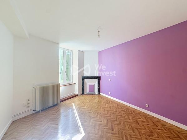 Ensemble immobilier de deux logements, garages, terrasse et jardin.