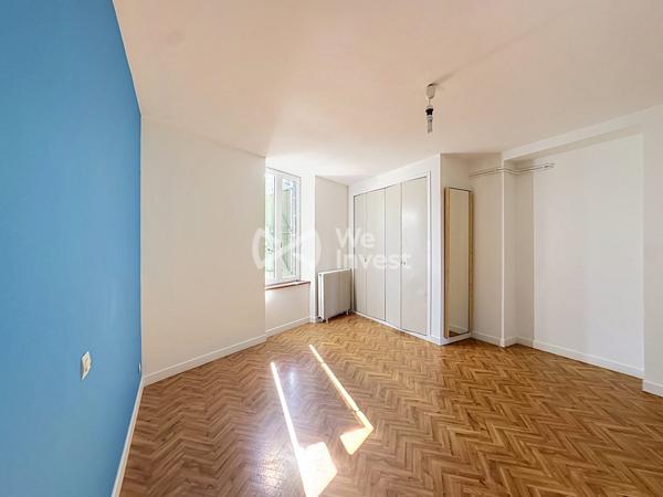 Ensemble immobilier de deux logements, garages, terrasse et jardin.