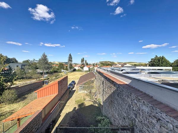 Ensemble immobilier de deux logements, garages, terrasse et jardin.