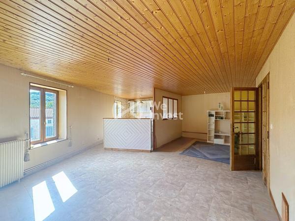 Ensemble immobilier de deux logements, garages, terrasse et jardin.