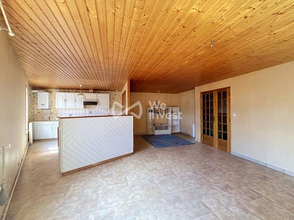 Ensemble immobilier de deux logements, garages, terrasse et jardin.