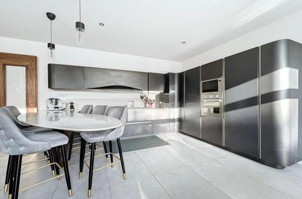 Draguignan Côte d'Azur- villa contemporaine + appartement- piscine grand garage