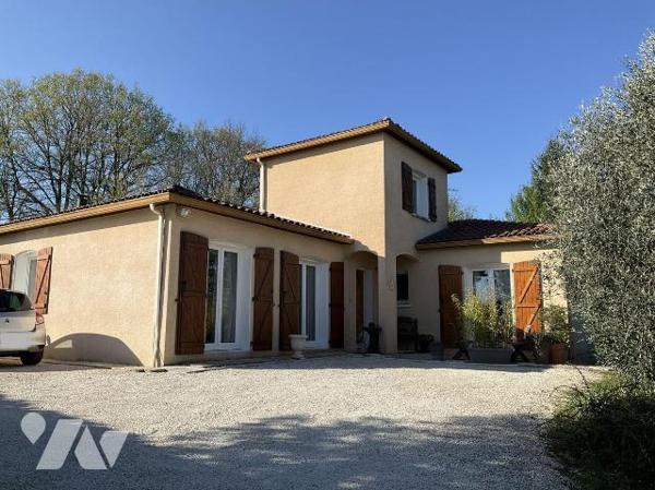 A VENDRE : Située entre SOUILLAC et GOURDON  (Lot - 46)  : Maison de plain-pied avec pigeonnier...