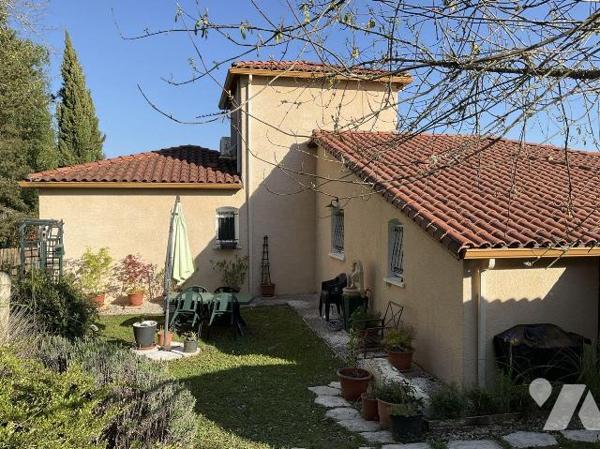 A VENDRE : Située entre SOUILLAC et GOURDON  (Lot - 46)  : Maison de plain-pied avec pigeonnier...