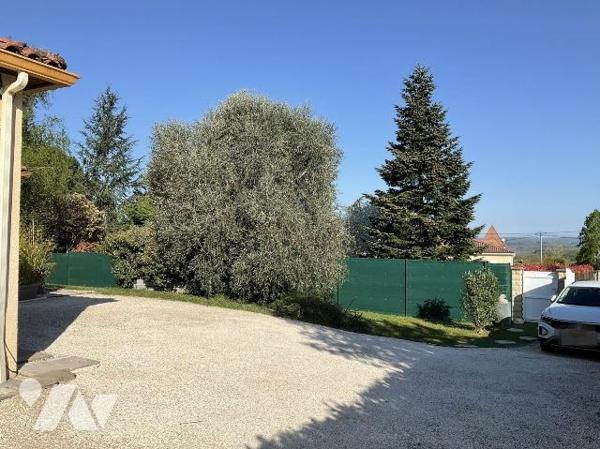 A VENDRE : Située entre SOUILLAC et GOURDON  (Lot - 46)  : Maison de plain-pied avec pigeonnier...