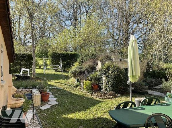 A VENDRE : Située entre SOUILLAC et GOURDON  (Lot - 46)  : Maison de plain-pied avec pigeonnier...