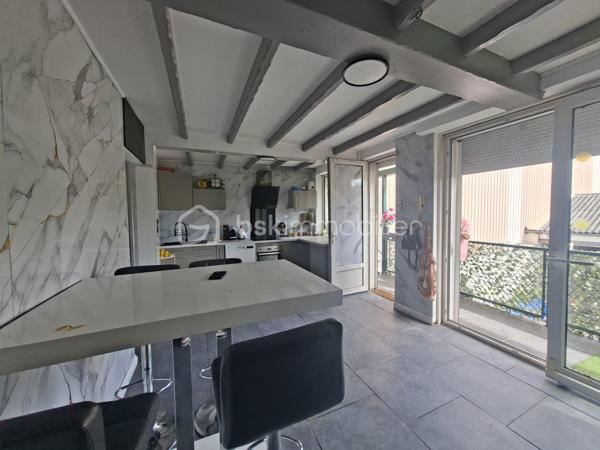Investisseurs, artisans ou porteurs de projet, découvrez cet ensemble immobilier offrant de belles possibilités d’exploitation sur la commune d’Auchel.

Le bien se compose tout d’abord d’un logement d’environ 120 m² entièrement rénové, offrant de beaux volumes et comprenant un séjour, une cuisine équipée et meublée, 4 chambres, un dressing ainsi qu’une buanderie.

Un espace confortable et fonctionnel, pouvant être immédiatement occupé ou destiné à la location.

À l’étage, 27 m² de combles aménageables offrent encore un potentiel supplémentaire.

Le véritable atout de cet ensemble : un plateau brut d’environ 150 m², laissant libre cours à différents projets. Création de plusieurs logements, local professionnel ou commercial… de nombreuses possibilités peuvent être envisagées selon votre projet et sous réserve des autorisations nécessaires.

L’ensemble dispose également de deux garages et d’un extérieur.

Un bien aux multiples possibilités, idéal pour développer un projet d’investissement locatif tout en bénéficiant d'une partie déjà entièrement rénovée.

À découvrir rapidement pour apprécier tout son potentiel !