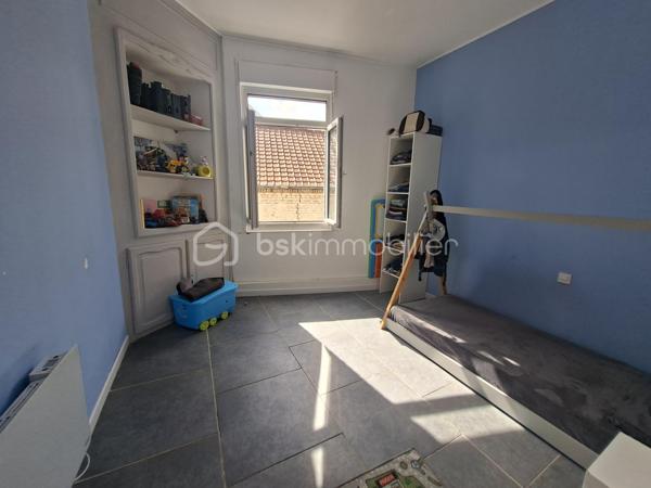 Investisseurs, artisans ou porteurs de projet, découvrez cet ensemble immobilier offrant de belles possibilités d’exploitation sur la commune d’Auchel.

Le bien se compose tout d’abord d’un logement d’environ 120 m² entièrement rénové, offrant de beaux volumes et comprenant un séjour, une cuisine équipée et meublée, 4 chambres, un dressing ainsi qu’une buanderie.

Un espace confortable et fonctionnel, pouvant être immédiatement occupé ou destiné à la location.

À l’étage, 27 m² de combles aménageables offrent encore un potentiel supplémentaire.

Le véritable atout de cet ensemble : un plateau brut d’environ 150 m², laissant libre cours à différents projets. Création de plusieurs logements, local professionnel ou commercial… de nombreuses possibilités peuvent être envisagées selon votre projet et sous réserve des autorisations nécessaires.

L’ensemble dispose également de deux garages et d’un extérieur.

Un bien aux multiples possibilités, idéal pour développer un projet d’investissement locatif tout en bénéficiant d'une partie déjà entièrement rénovée.

À découvrir rapidement pour apprécier tout son potentiel !
